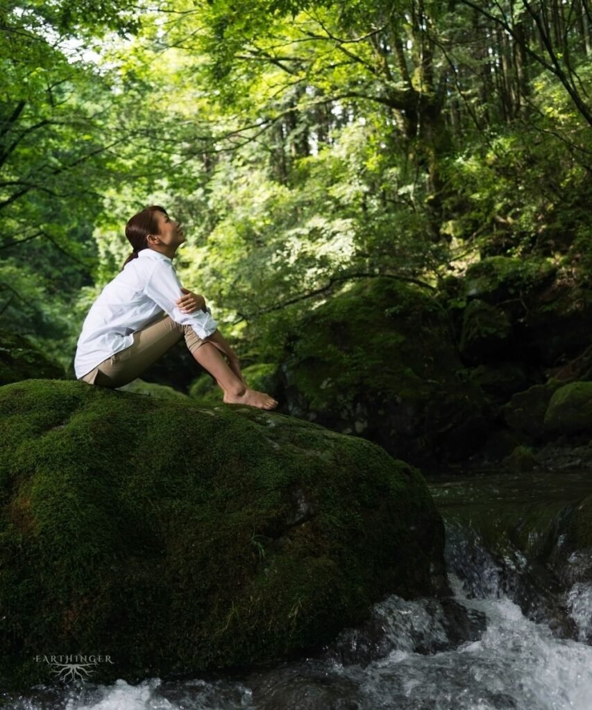 Erdung des Koerpers in der Natur am Wasser.