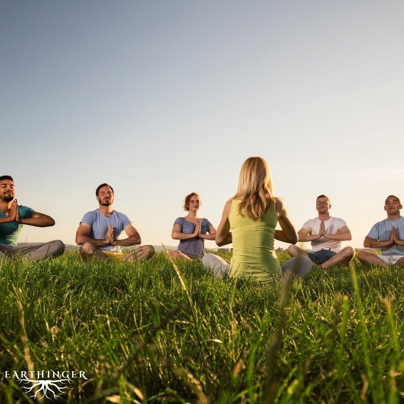 Gruppen Meditation in der Natur.