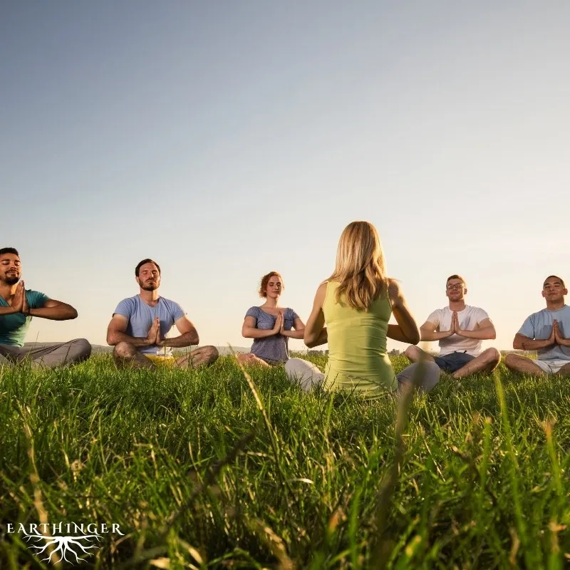 Gruppen Meditation in der Natur.