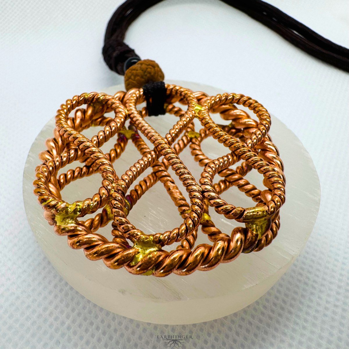 Detailaufnahme des Triple Infinity Tensor-Rings mit fein gedrehter Kupferstruktur und Sacred- sowie Boost-Qubit-Energie