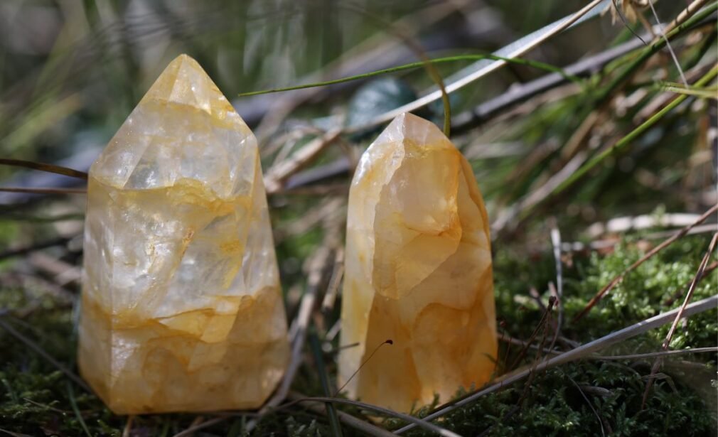 Erdung mit Heilsteinen und Kristallen in der Natur.