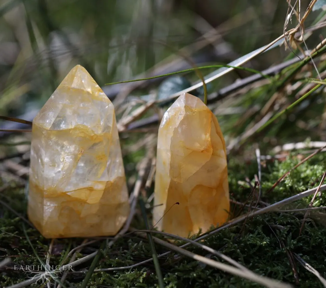 Erdung mit Heilsteinen und Kristallen in der Natur.