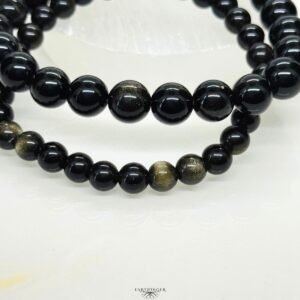 Nahaufnahme eines energetischen Schutzarmbands aus schwarzem Obsidian