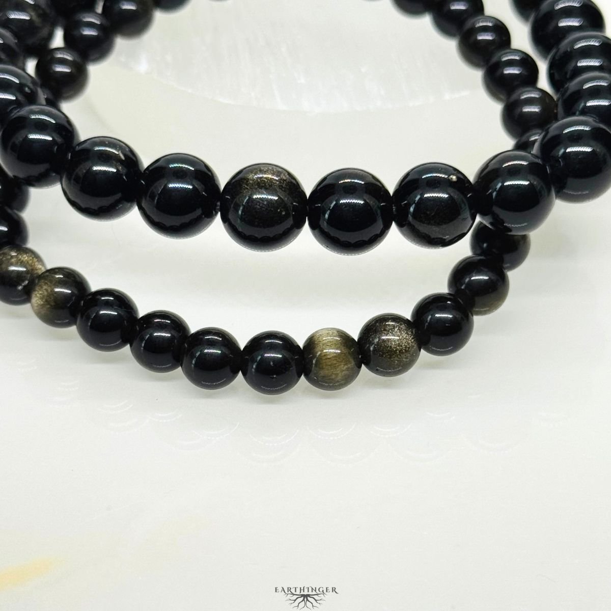 Nahaufnahme eines energetischen Schutzarmbands aus schwarzem Obsidian