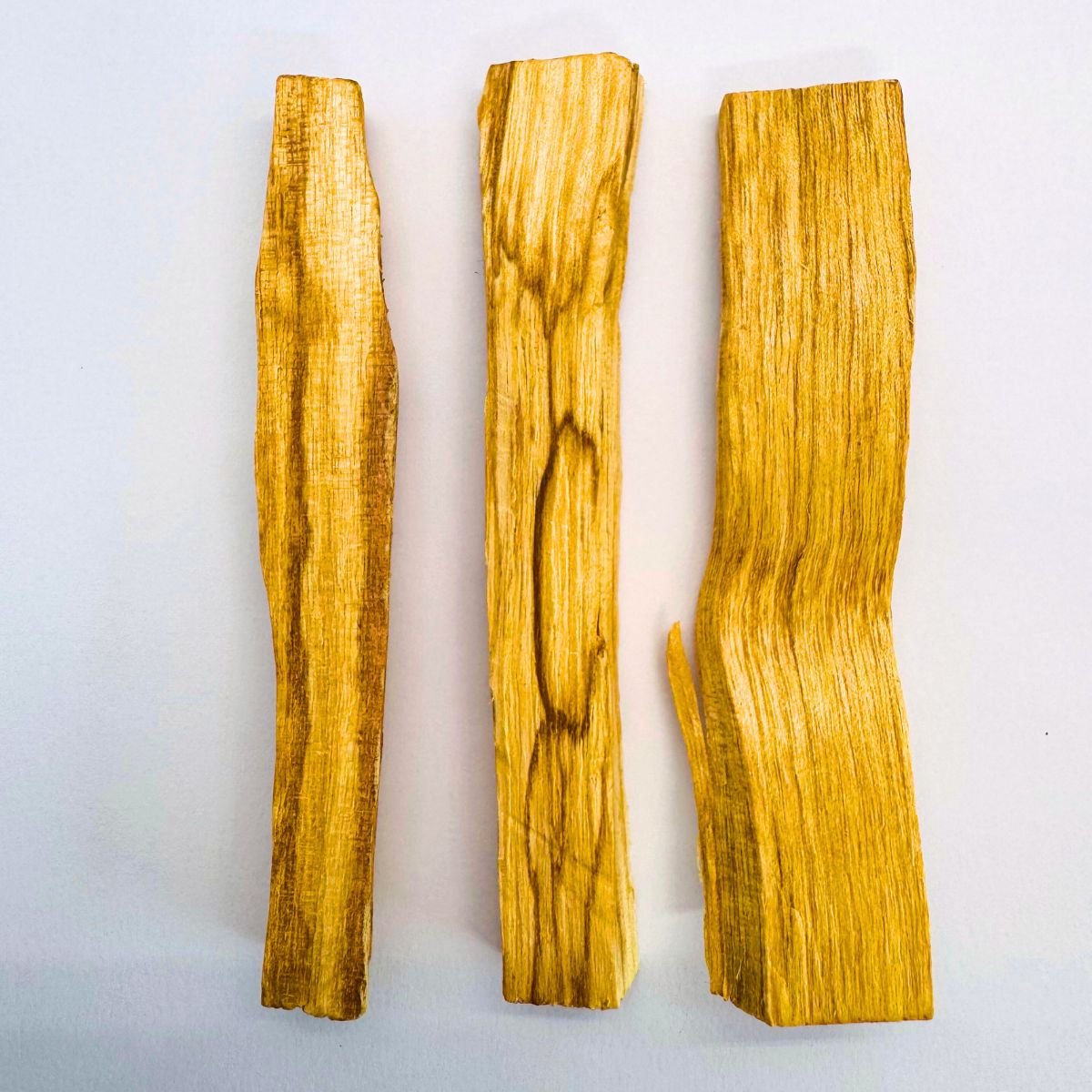 Brennendes Palo Santo Holz Räucherstäbchen beim Räuchern in feuerfester Schale