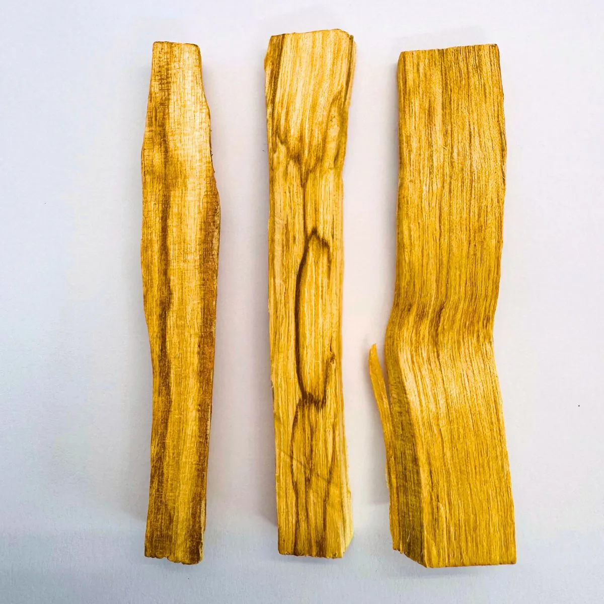 Brennendes Palo Santo Holz Räucherstäbchen beim Räuchern in feuerfester Schale