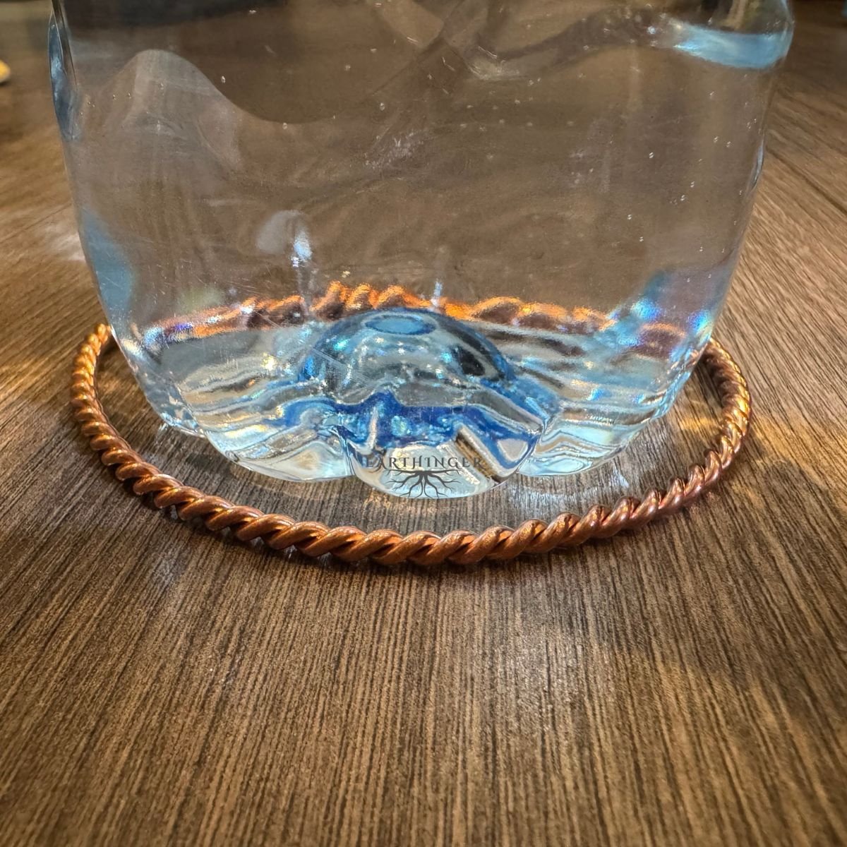 Kupfer Tensor Ring als Untersetzer für Wasserflaschen