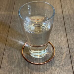 Kupfer Tensor Ring als Untersetzer für Wasserglas