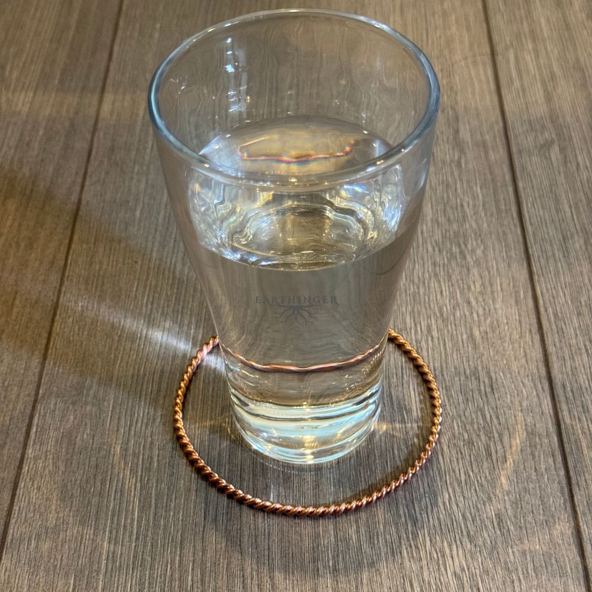 Kupfer Tensor Ring als Untersetzer für Wasserglas