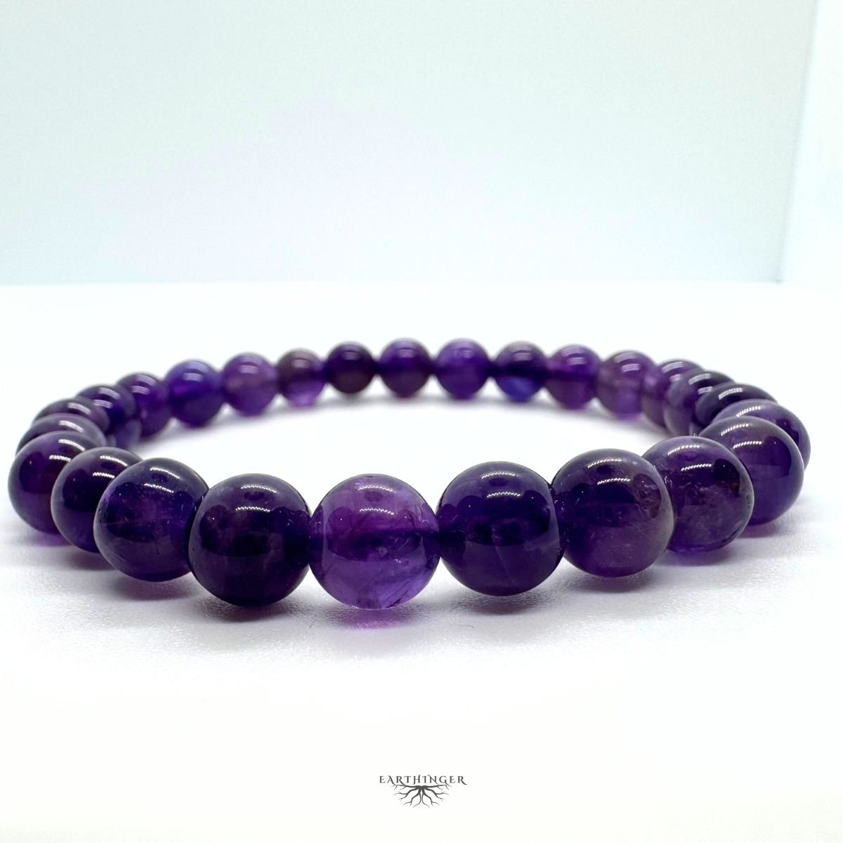 Amethyst-Armband aus 26 natürlichen violetten Edelstein-Perlen, 8 mm, elastisches Nylonband, harmonisierend und spirituell