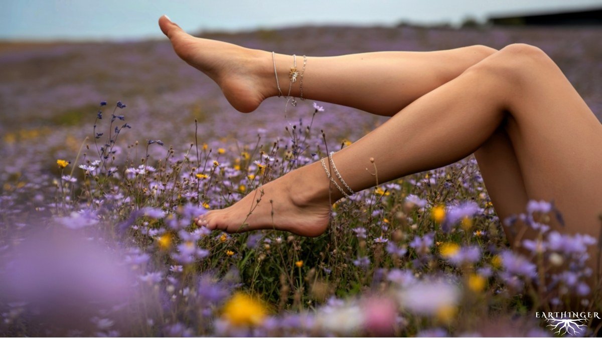 Barfuss in der Natur laufen ist gesund.