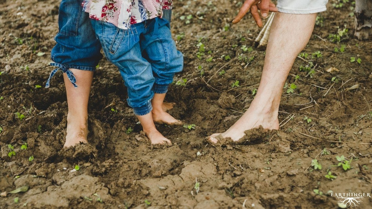 Barfuss laufen ist für Kinder gesund.