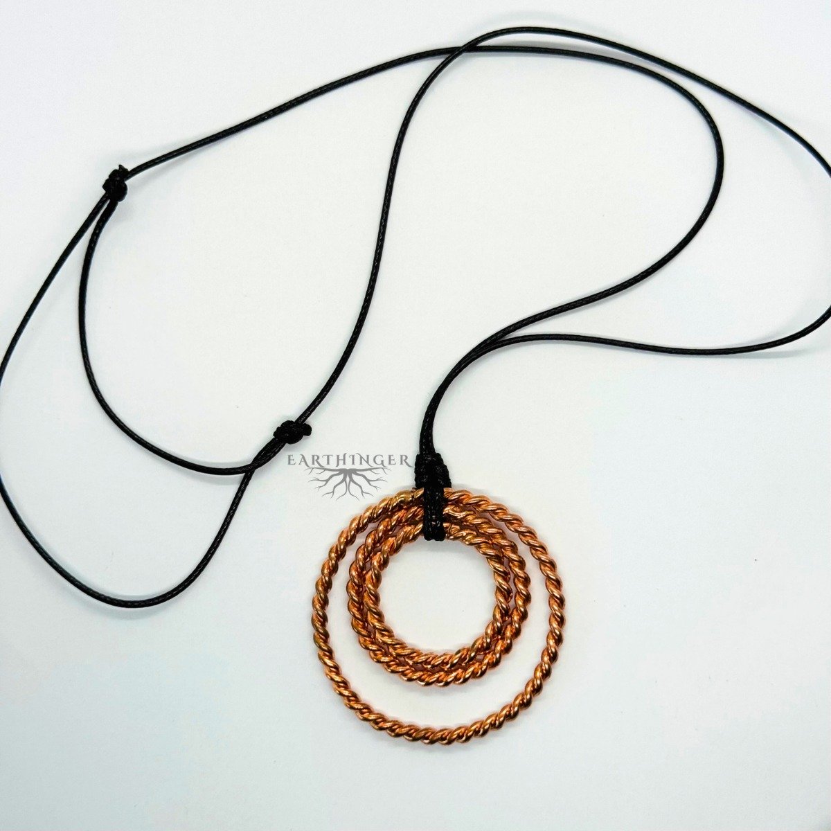 Hochreiner Kupfer Tensor-Ring mit drei Frequenzen für feinstoffliche Arbeit und Chakrenharmonisierung mit Halsband.