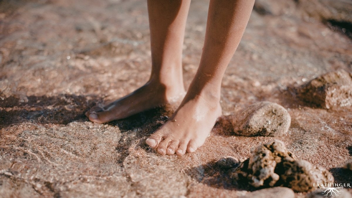 Barfuß laufen hilft entzündungen vorzubeugen.