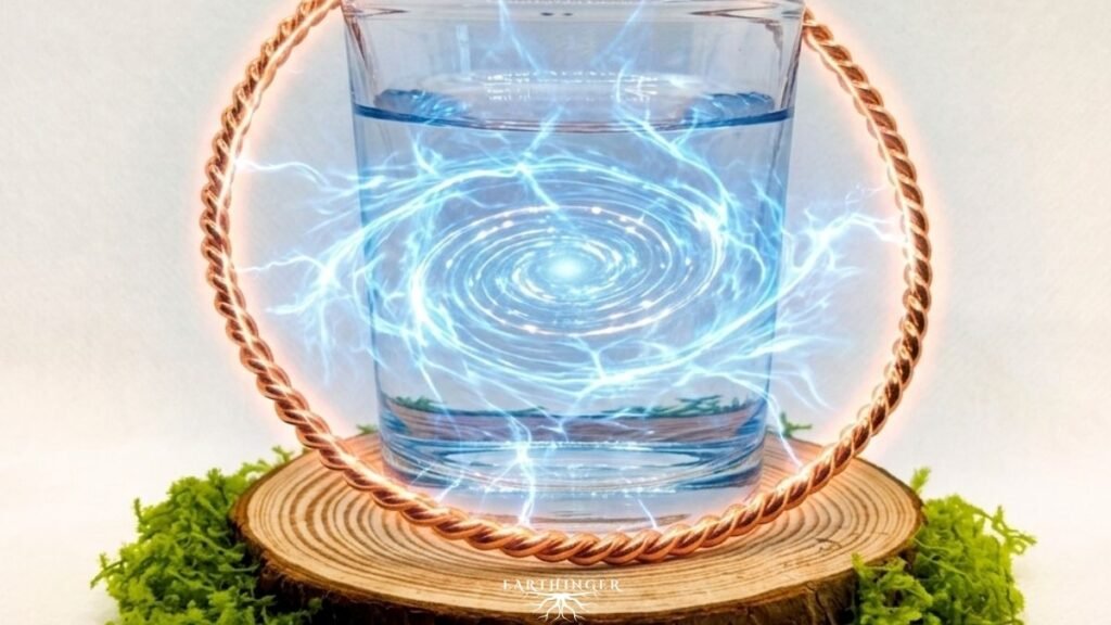 Kupfer Tensor Ring um ein Wasserglas gelegt energetisiert das Trinkwasser.